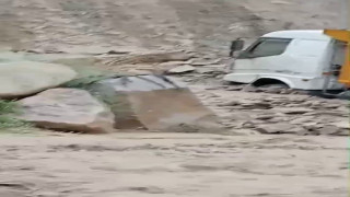 Sulama göleti barajının kapakları patladı, taş ocağı su altında kaldı