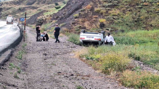 Sürücüsünün kontrolünden çıkan otomobil takla attı: 3 yaralı