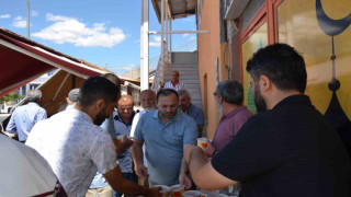 Tercan’da camii cemaatine aşure dağıtıldı