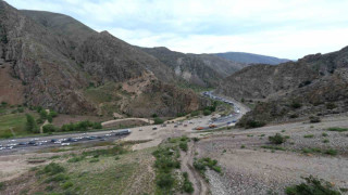 Tortum’da heyelan: Erzurum-Artvin karayolu trafiğe kapandı