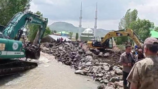 Vali Mustafa Çiftçi, Tekman’da sel yaşanan mahallelerde incelemelerde bulundu