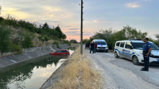 Yol verme kavgası sonrası yaşanan kazada araçlar sulama kanalına uçtu