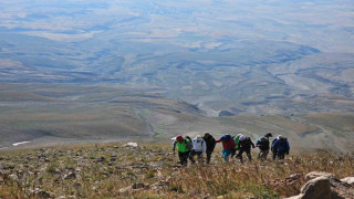 4 bin 58 rakımdaki buzul gölünde yüzme keyfi