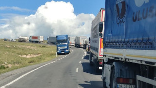 Ardahan-Posof karayolunda TIR devrildi, yol ulaşıma kapandı