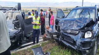 Ardahan’da kamyonet ile otomobil çarpıştı: 7 yaralı