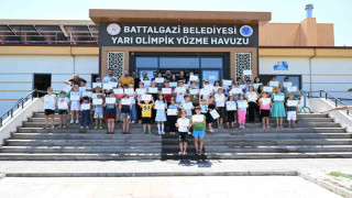 Battalgazi Belediyesi’nin ”Yüzme Bilmeyen Kalmasın” projesiyle 110 çocuk yüzmeyi öğrendi