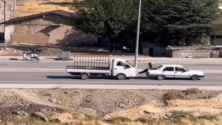 Bir garip yol yardımı: Yolda kalan aracı ayaklarıyla itti