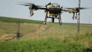 Bitlis’teki çiftçiler tasarruf için ilaçlamayı dronla yapıyor