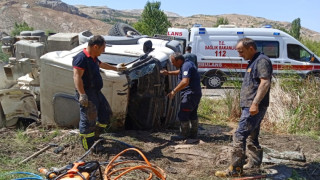 Çimento mikseri devrildi: 2 yaralı