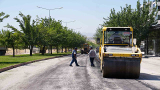 Elazığ’da asfalt bakım ve onarım çalışması yapıyor