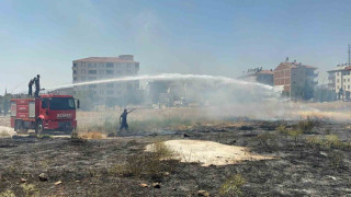 Elazığ’da mahalle arasında çıkan ot yangını söndürüldü