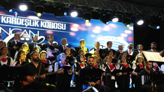 Erzincan’da farklı meslek gruplarından insanların bir araya geldiği “Kardeşlik Korosu” konser verdi