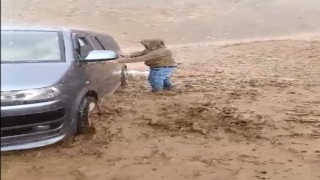 Hizan’da kuvvetli sağanak ve dolu sonrası sel