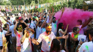 İranlılar boya ve su festivalinde doyasıya eğlendi