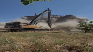 İş makinesinin tek darbesi, ağır hasarlı binayı yerle bir etti