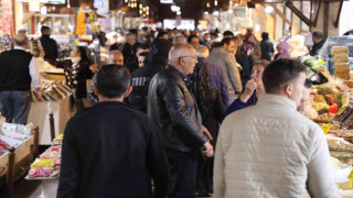 Kapalı Çarşı’daki gurbetçi yoğunluğu esnafın yüzünü güldürdü