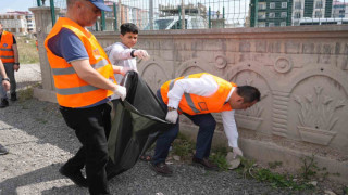 Kars Belediye Başkanı Senger, çevre temizliğine katıldı