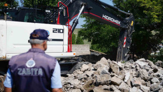 Kars belediyesi kenti metruk binalardan temizliyor