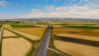 Kars’ta halı ve kilim desenine bürünmüş tarım arazileri dron ile görüntülendi