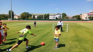 Kars’ta milletvekili çocuklarla top oynadı