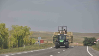 Kars’ta ot yüklü traktörler sürücülere zor anlar yaşatıyor