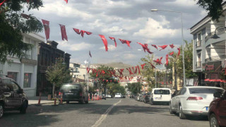 Kars’ta Zafer Bayramı öncesinde caddeler bayraklarla donatıldı