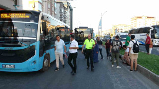 Kontrolden çıkan araç onlarca yolcunun bulunduğu otobüse çarptı