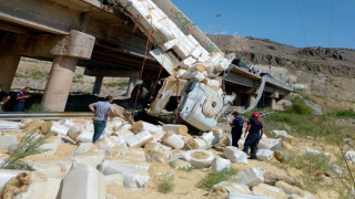 Kontrolden çıkan tır uçuruma yuvarlandı: 1 ölü