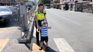 Minik trafikçinin hayali polis olmak