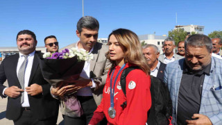 Paris Olimpiyatları’ndan başarı ile dönen milli boksör Hatice Akbaş’a coşkulu karşılama