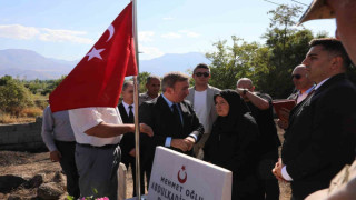 Şehit mezarına bayrak asma töreni düzenlendi