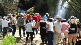 Sıcaktan kaçan şelalede serinledi