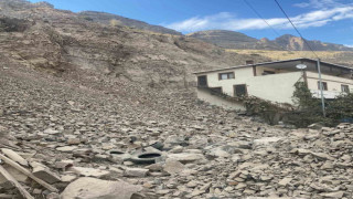 Uzundere’de heyelan önleme çalışmaları, ev ve iş yerlerinde hasara yol açtı