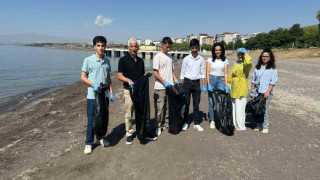 Van Gölü sahilinde çöp toplama etkinliği