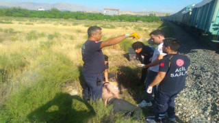 Yük treni çapa motoruna çarptı, anne ve 2 çocuğu hayatını kaybetti