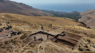 2 bin 300 rakımdaki Kef Kalesi kazısında Urartu’nun izleri araştırılıyor