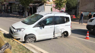 Ambulans ile hafif ticari araç çarpıştı: 2 yaralı