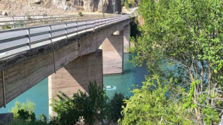 Baraj gölüne uçan araçtan inanılmaz kurtuluş