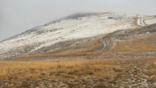 Başkale’de mevsimin ilk karı yağdı