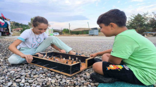 Çamaşır mandalı ile şişten yaptıkları langırt en büyük eğlenceleri oldu