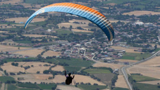 Dağda mahsur kalan paraşütçü kurtarıldı