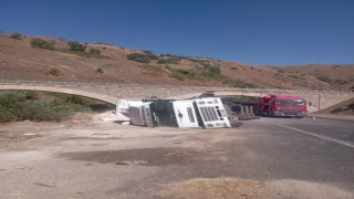 Elazığ tır devrildi: 1 yaralı