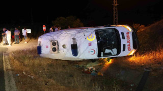 Elazığ’da ambulans şarampole devrildi: 3 yaralı