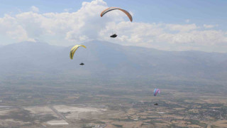 Erzincan’da gökyüzü paraşütçülerle şenlendi