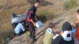 Erzincan’da otomobil şarampole uçtu: 6 yaralı