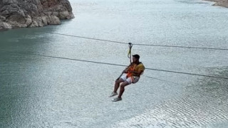 Fırat Nehri’nin muhteşem manzarası eşliğinde zipline yaparak klarnet çaldı