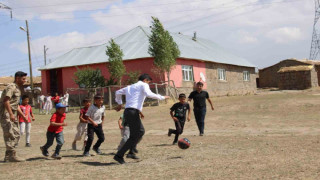 Hamur Kaymakamı Mahir, köy okullarında eğitim hazırlıklarını inceledi, çocuklarla futbol oynadı