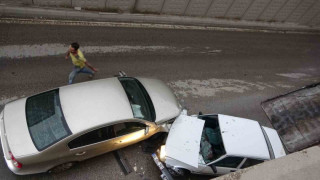 İki otomobil altgeçitte kafa kafaya çarpıştı: 3 yaralı