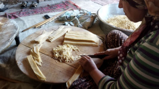 Kadınlar kışlık erişte kesimine başladı