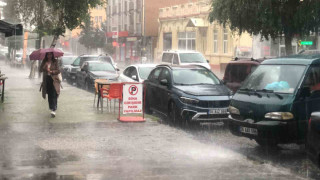 Kars’ta sağanak yağmur: Caddeler göle döndü